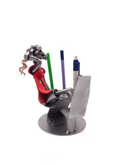 Elegancka figurka biznesmenki na długopisy – stylowy organizer biurkowy