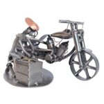 Metalowa figurka mechanika naprawiającego motocykl – idealny upominek dla pasjonata motoryzacji.
