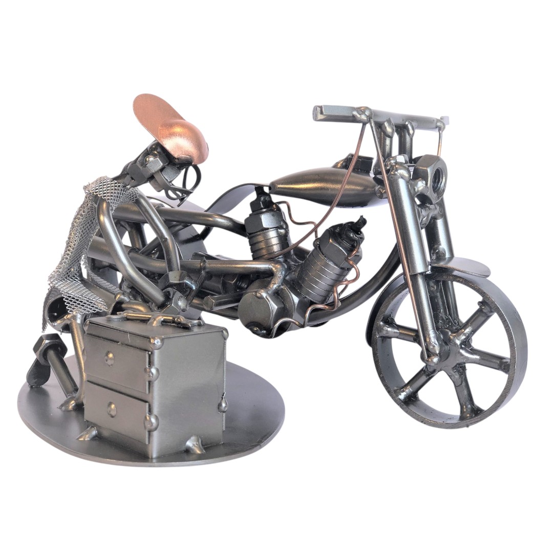 figurka-mechanik-motocykli-metalowa.jpg Metalowa figurka mechanika naprawiającego motocykl – idealny upominek dla pasjonata motoryzacji.