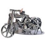 Ręcznie robiona figurka mechanika jednośladów – wyjątkowa dekoracja do warsztatu.