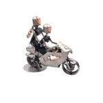 Metalowa figurka dwóch motocyklistów na ścigaczu – doskonały prezent dla fanów motoryzacji.