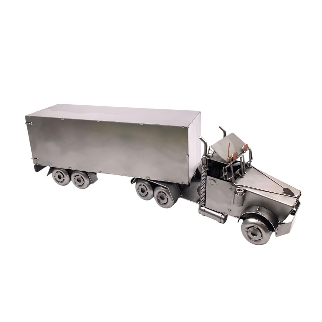 model-samochodu-ciężarowego-metal.jpg Metalowa figurka ciężarówki z naczepą – elegancka dekoracja dla pasjonata motoryzacji.