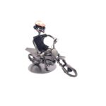 Ręcznie robiona figurka motocyklisty w akcji – wyjątkowa dekoracja.