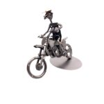 Figurka motocrossowa – dynamiczna rzeźba dla pasjonatów motoryzacji.