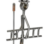 Metalowa figurka kominiarza jako dekoracja biura