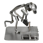 Metalowa figurka brukarza – oryginalny prezent lub podziękowanie za dobrą robotę