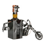 Duża figurka motocyklisty z motorem jako stojak na whiskey