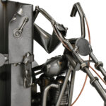 Starannie wykonana metalowa figurka harleyowca z motorem