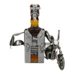 Metalowa figurka harleyowca z motorem na whiskey – prezent dla motocyklisty