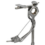Precyzyjnie wykonana metalowa figurka modelarza samolotów