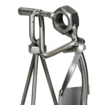 Precyzyjnie wykonana metalowa figurka geodety – prezent z klasą