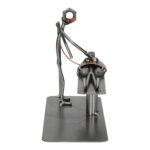 Precyzyjnie wykonana metalowa figurka chirurga plastycznego