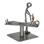 Starannie wykonana metalowa figurka fizjoterapeuty – rehabilitacja ręki