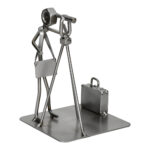 Figurka geodety z metalu jako elegancki prezent firmowy