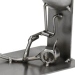 Solidnie wykonana metalowa figurka hydraulika – prezent z humorem