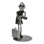 Metalowa figurka inżyniera jako elegancka dekoracja biurka