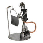 Starannie wykonana metalowa figurka lakiernika samochodowego