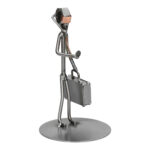 Starannie wykonana metalowa figurka lekarza – prezent z klasą