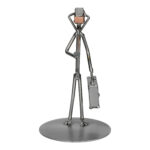 Metalowa figurka lekarza jako dekoracja gabinetu medycznego