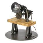 Starannie wykonana metalowa figurka stolarza – rzemiosło