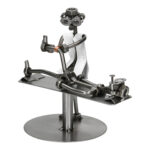 Starannie wykonana metalowa figurka fizjoterapeuty – rehabilitacja nogi