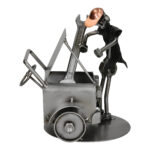 Starannie wykonana metalowa figurka mechanika z kluczem