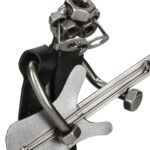Starannie wykonana metalowa figurka gitarzysty z gitarą