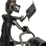 Starannie wykonana metalowa figurka spawacza – industrialny styl