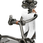 Starannie wykonana metalowa figurka fizjoterapeutki – rehabilitacja nogi