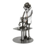 Starannie wykonana metalowa figurka weterynarza ze zwierzątkiem