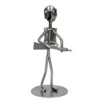 Starannie wykonana metalowa figurka żołnierza
