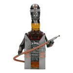 Starannie wykonana metalowa figurka strażaka – stojak na whiskey