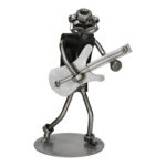 Metalowa figurka gitarzysty jako dekoracja studia muzycznego