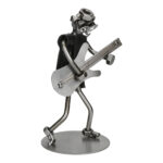 Metalowa figurka gitarzysty rockowego – prezent dla muzyka
