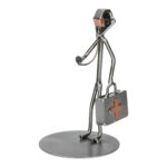 Metalowa figurka lekarza ze stetoskopem i walizką – elegancki prezent lub podziękowanie