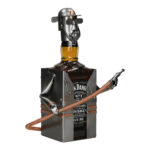 Metalowa figurka strażaka jako stojak na whiskey – prestiżowy prezent
