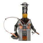 Metalowa figurka wędkarza jako stojak na whiskey – prezent dla wędkarza