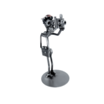 Metalowa figurka fotograf z aparatem – detal
