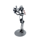 Metalowa figurka fotografka z aparatem – detal