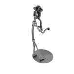 Metalowa figurka saksofonista – detal instrumentu