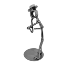 Metalowa figurka saksofonista – stabilna podstawa