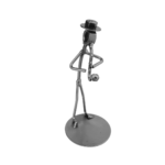 Metalowa figurka saksofonista – widok boczny