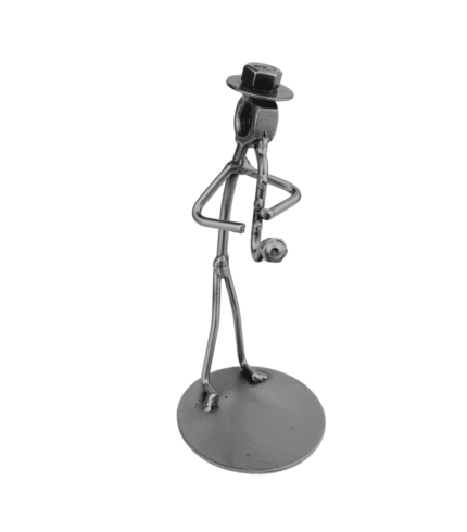 Metalowa figurka saksofonista – widok boczny