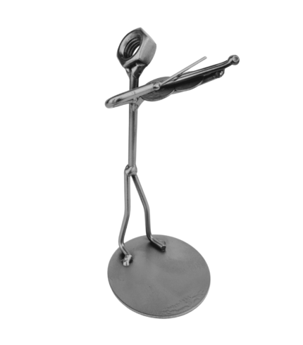 Metalowa figurka skrzypek – widok boczny